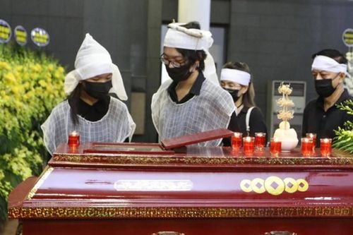 Xót lòng câu hỏi của con trai Hoa hậu Thu Thủy với em gái nhỏ trong đám tang của mẹ