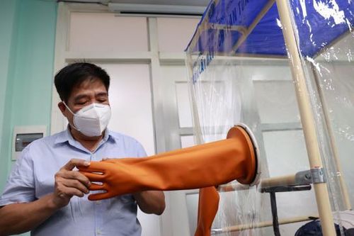 Quá trình lắp ráp siêu nhanh 'buồng lấy mẫu an toàn' giá chỉ 10 triệu đồng