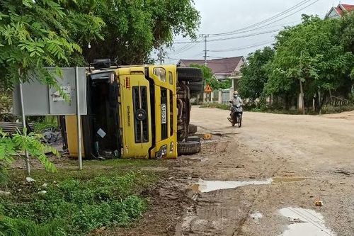 Phú Thiện: Xe ô tô tải lật bên đường, tài xế may mắn thoát nạn