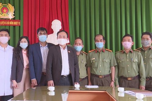 Thăm, tặng quà lực lượng làm nhiệm vụ phòng chống dịch Covid-19