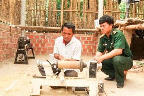 Bộ đội biên phòng đồng hành với người nghèo biên giới