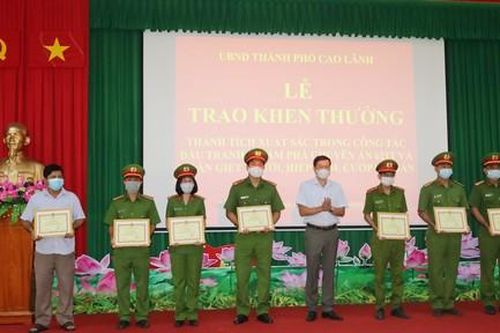 Khen thưởng phá nhanh vụ án cô gái bị cưỡng hiếp, sát hại rồi quăng xác xuống sông