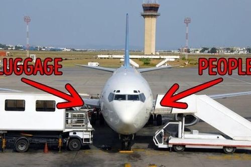 Vì sao lối ra máy bay lại ở bên trái, phi công không được để râu?