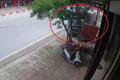 Tránh 2 người sang đường đột ngột, xe container lao lên vỉa hè ủi bay 13 xe máy