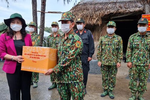 Phó Chủ tịch nước Võ Thị Ánh Xuân thăm lực lượng chống dịch tại Kiên Giang