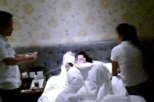 Sau vụ va chạm xe, chồng đưa cô gái vào khách sạn 'giải quyết' bị vợ bắt tại trận, sự thật được tiết lộ khiến ai cũng giật mình