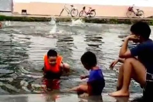 Hải Dương: Tắm ao nhà hàng xóm, bé gái 5 tuổi đuối nước thương tâm