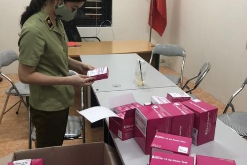 Hà Nội: Tạm giữ 400 hộp dụng cụ xét nghiệm COVID-19 không rõ nguồn gốc