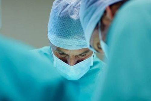 Nhân viên bảo vệ đóng giả bác sĩ để phẫu thuật cho bệnh nhân, làm bệnh nhân không qua khỏi
