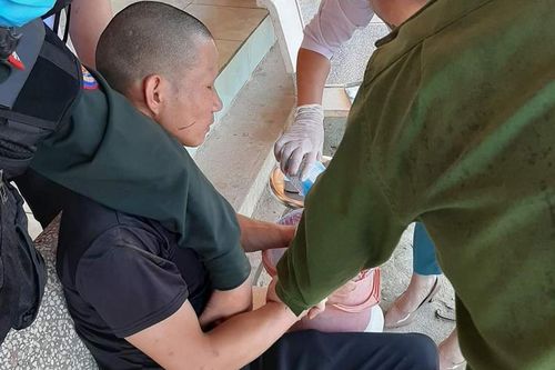 Khống chế đối tượng tượng manh động đốt xe máy, dùng dao tấn công người khác