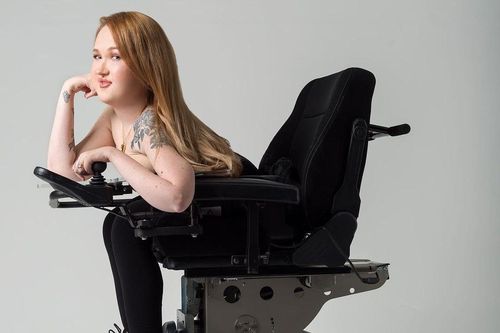 Cô gái bị teo cơ quyết tâm làm người mẫu