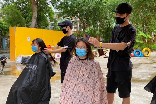 Salon di động cắt tóc miễn phí cho y, bác sĩ ở Bắc Giang