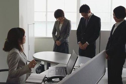 Nhật Bản cố gắng loại bỏ bạo lực công sở