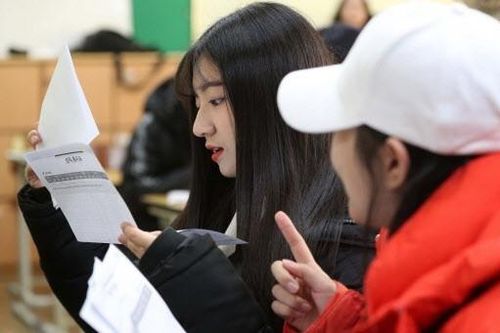Đăng ký thi đại học chỉ để tranh suất tiêm vaccine sớm