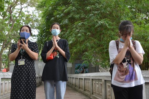 Thí sinh đi lễ cầu may phía ngoài khu di tích