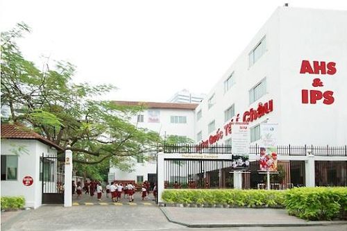 Phụ huynh phản đối tăng học phí, con bị trường quốc tế cho thôi học