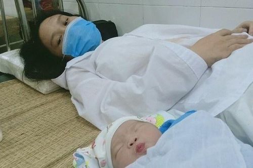 Giúp sản phụ trong khu cách ly ở Bắc Giang đi sinh lúc nửa đêm