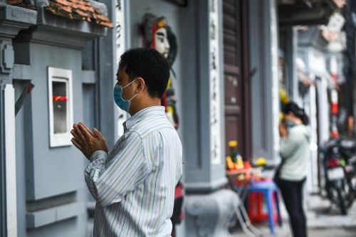 Dân Hà Nội vái vọng từ cổng chùa trong ngày mùng 1 Âm lịch