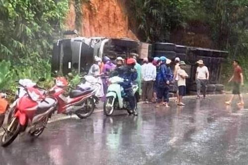 Tai nạn giao thông mới nhất hôm nay 10/6: Xe đầu kéo va chạm xe máy trên Quốc lộ 4E, 3 người thương vong