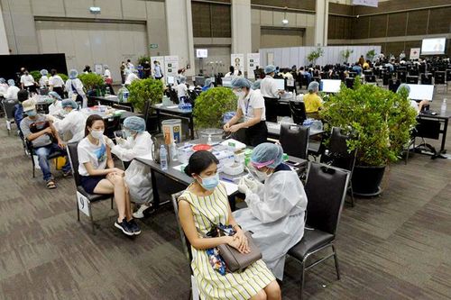 Nhiều nước hạ cảnh báo đi lại