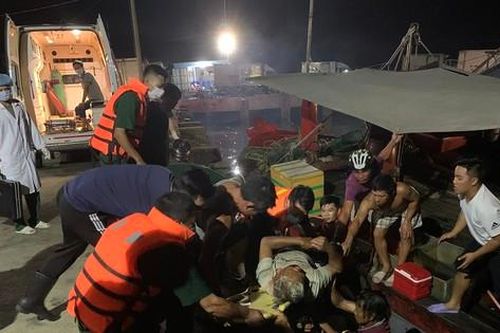 Sà lan đâm chìm tàu cá, 12 ngư dân gặp nạn tại phao số 4