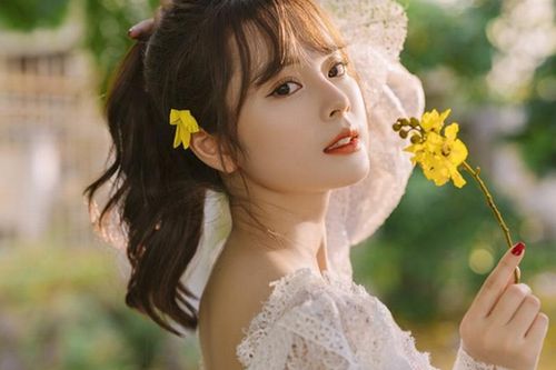 Vẻ đẹp động lòng người của nữ sinh Tài chính bên hoa muồng hoàng yến