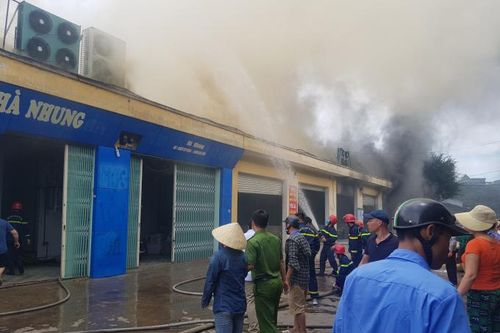 Cháy ki -ốt chợ đầu mối rau quả Đông Hương