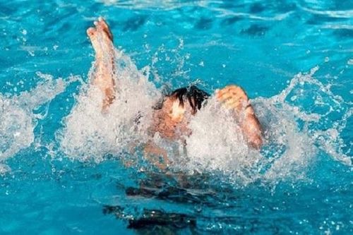 Thanh Hóa: Rủ nhau tắm biển, 3 em nhỏ bị sóng cuốn tử vong