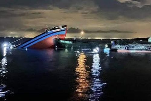Sà lan đâm chìm tàu cá, một thuyền viên bị thương nặng