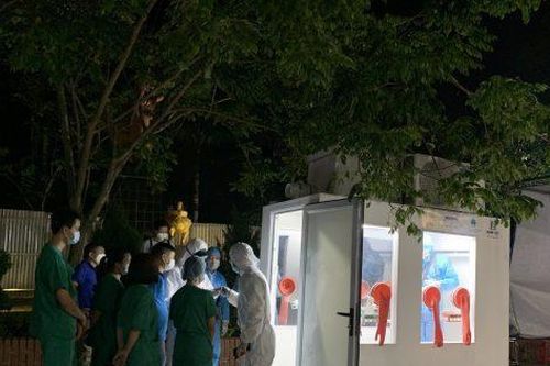 Lắp buồng lấy mẫu xét nghiệm COVID-19 chống nóng ở Bắc Giang