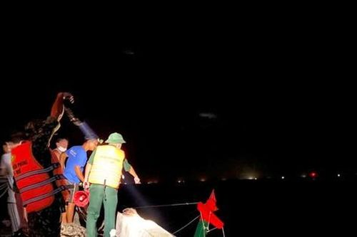 Xà lan đâm chìm tàu cá trên biển, xuyên đêm cứu người