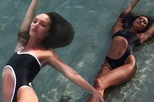 'Thiên thần nội y' Candice Swanepoel phô body đẹp 'nín thở' với áo tắm
