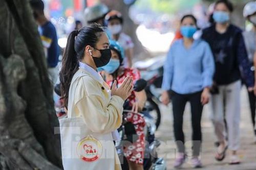 Phụ huynh, sĩ tử chuẩn bị thi vào lớp 10 vái vọng cầu may bên ngoài Văn Miếu