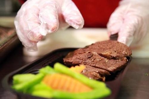 10 nghìn suất ăn do các đầu bếp chuyên nghiệp Hà Nội nấu gửi đến tuyến đầu chống dịch