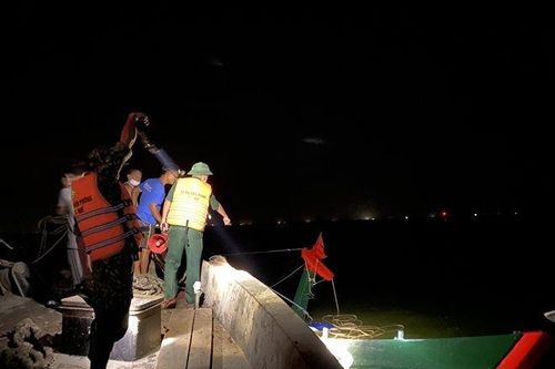 Chìm tàu cá chở 20 tấn hải sản, một thuyền viên bị thương nặng