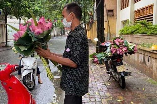 Người đàn ông nghèo Hải Dương bán hoa sen bị phạt, nhiều người thương cho tiền