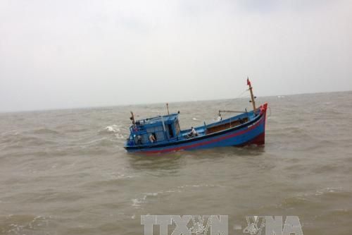 Chìm tàu cá do va chạm với sà lan, một thuyền viên bị thương nặng