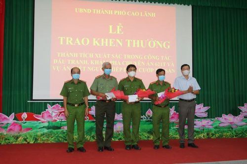 Khen thưởng phá nhanh vụ án cô gái trẻ bị cưỡng hiếp, giết rồi vứt xác