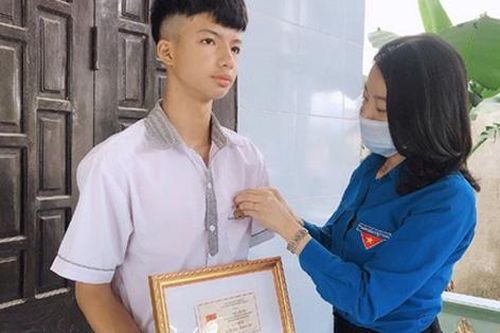 Trao tặng Huy hiệu 'Tuổi trẻ dũng cảm' cho nam sinh lớp 10 ở Quảng Bình