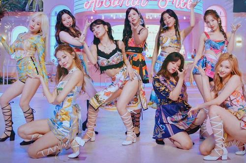 Twice ăn vận kém đẹp vì những pha sửa đồ 'đi vào lòng đất' của stylist