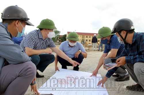 Bí thư Thành ủy Điện Biên Phủ kiểm tra tiến độ thi công các điểm TĐC dự án mở rộng Cảng hàng không Điện Biên