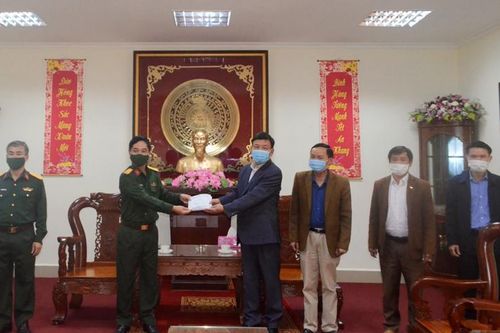 Trưởng Ban Tuyên giáo Tỉnh ủy thăm và tặng quà cán bộ, chiến sĩ lực lượng vũ trang tham gia phòng chống dịch Covid-19
