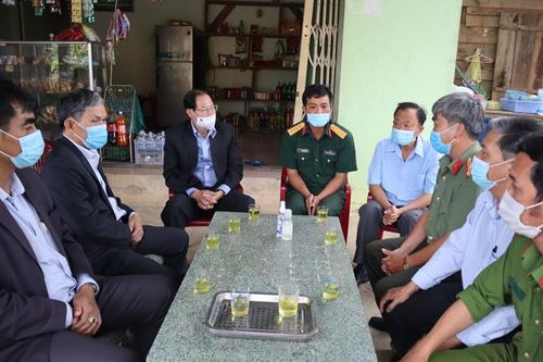 Thăm, tặng quà lực lượng tuyến đầu phòng chống Covid-19 tại Đức Trọng