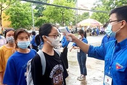 Gần 500 tình nguyện viên hỗ trợ thí sinh thi vào lớp 10