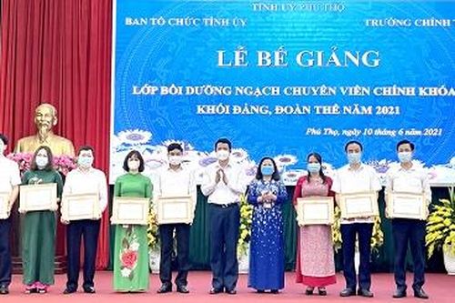 Bế giảng lớp Bồi dưỡng ngạch chuyên viên chính khóa 3- 2021