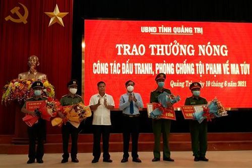 Chủ tịch UBND tỉnh thưởng nóng cho các đơn vị công an lập thành tích xuất sắc đấu tranh phòng, chống tội phạm về ma túy
