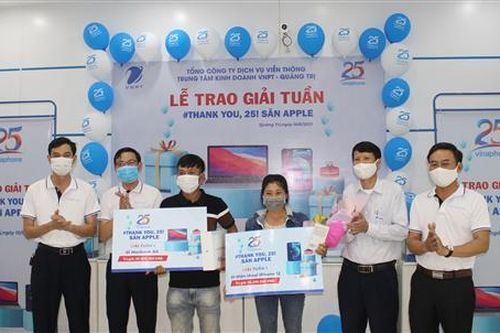 VNPT Quảng Trị trao giải cho khách hàng trúng thưởng chương trình 'Thank you, 25 – Săn Apple'