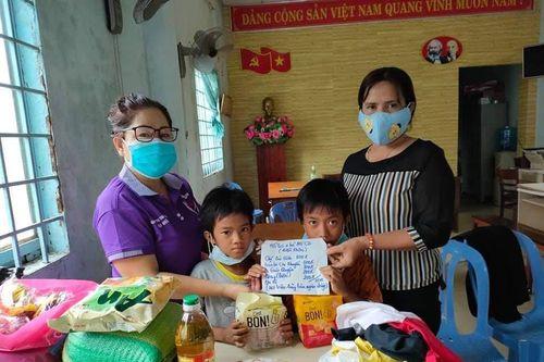 Hội Từ thiện Nhân Ái, TP.Rạch Giá giúp đỡ hai bé mồ côi