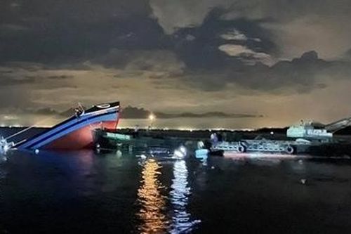 Tàu cá chở 20 tấn hải sản bị sà lan đâm chìm ở cửa biển