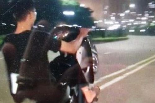 Khoe 'bốc đầu' xe máy, nam thanh niên bị phạt 4,2 triệu đồng